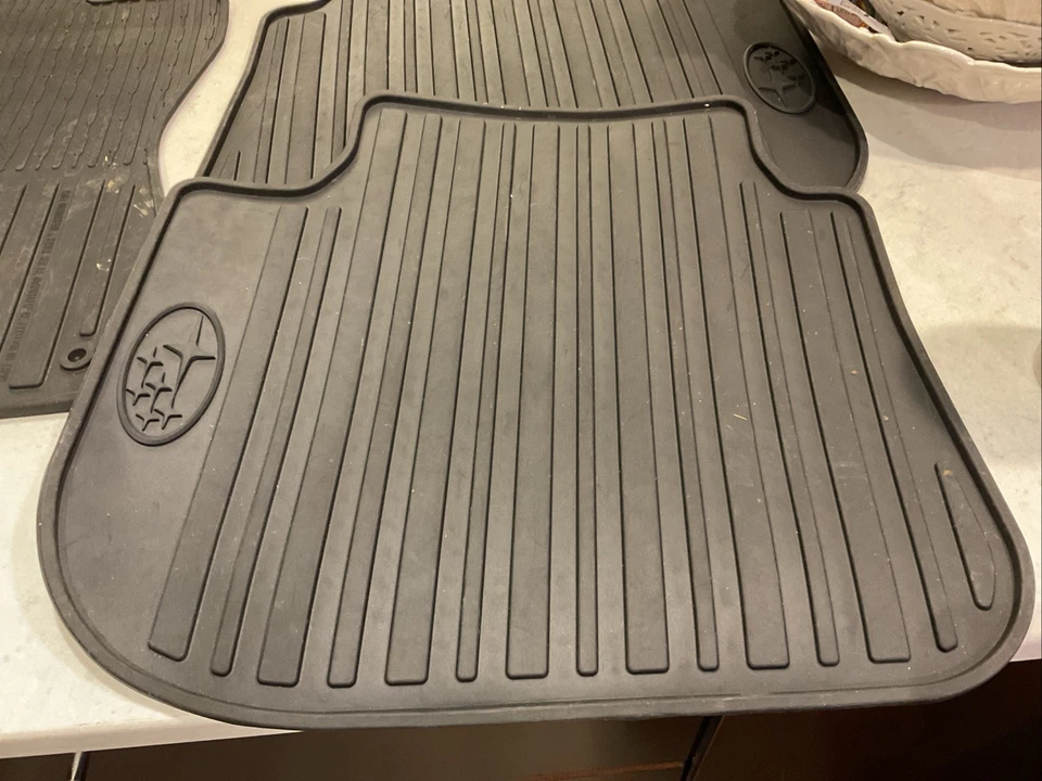 Tapetes de assoalho 2015-2018 Subaru Outback / Legacy 4 peças preto J501SAL400 Plus bandeja de carga - Imagem 2 de 4