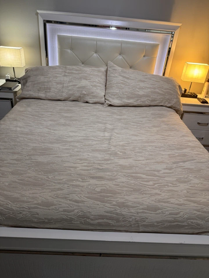 Donna Karan Home Jacquard Duvet & Shams Queen/King Size Elegant Bedding Set - Image 2 of 4