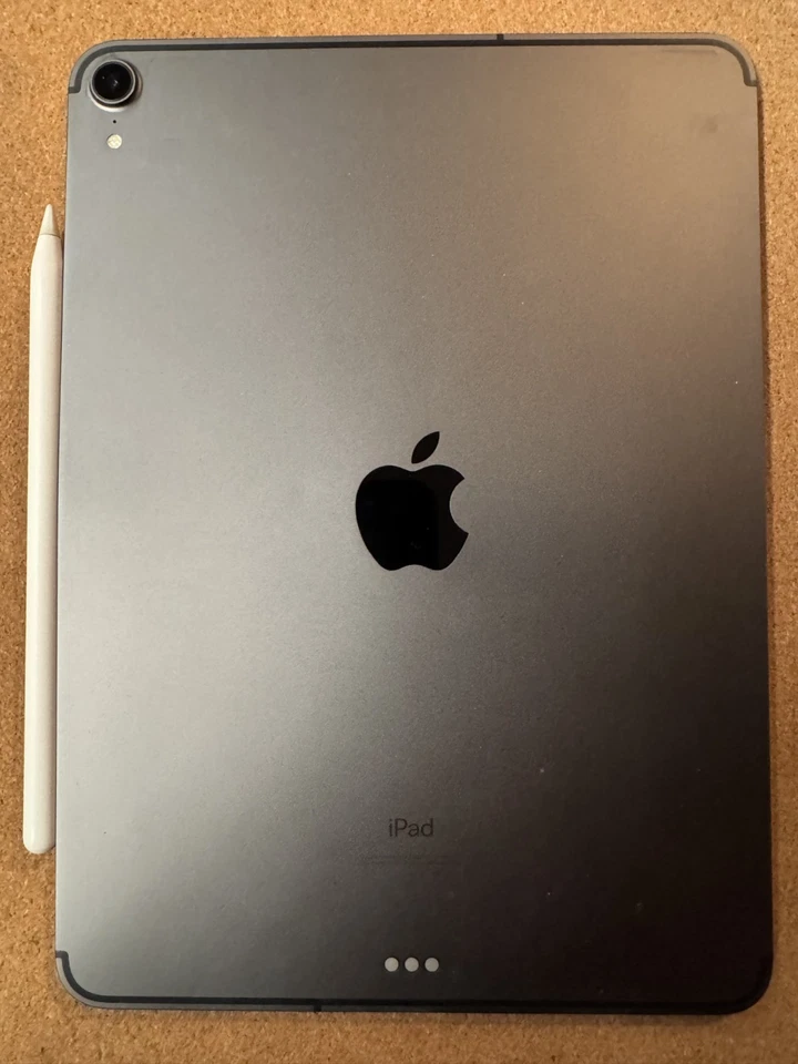 Apple iPad Pro, 11-inch (1st Gen) 256GB WIFI + 4G  with Apple Pencil and Box - Image 3 of 4