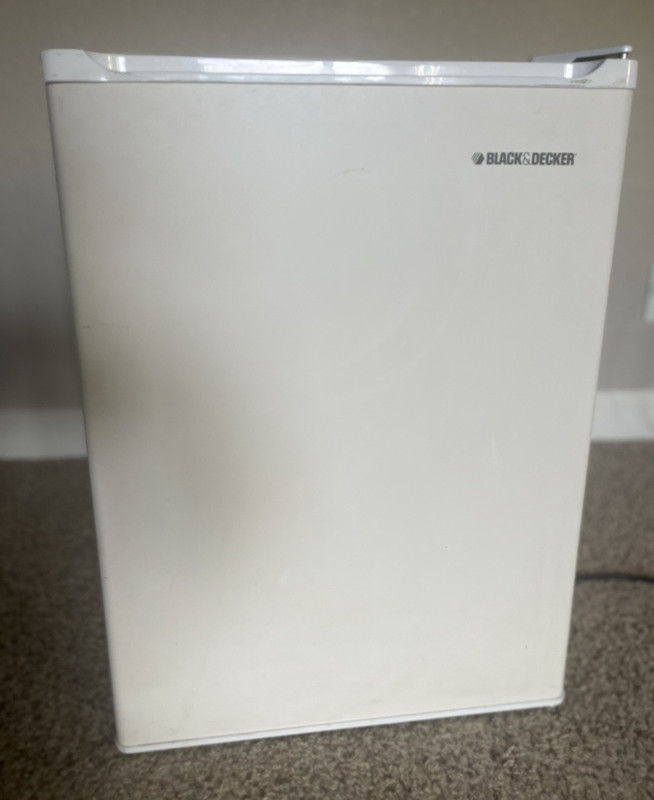 BLACK+DECKER Compact Mini Fridge White Single Door Freestanding Manual Defrost