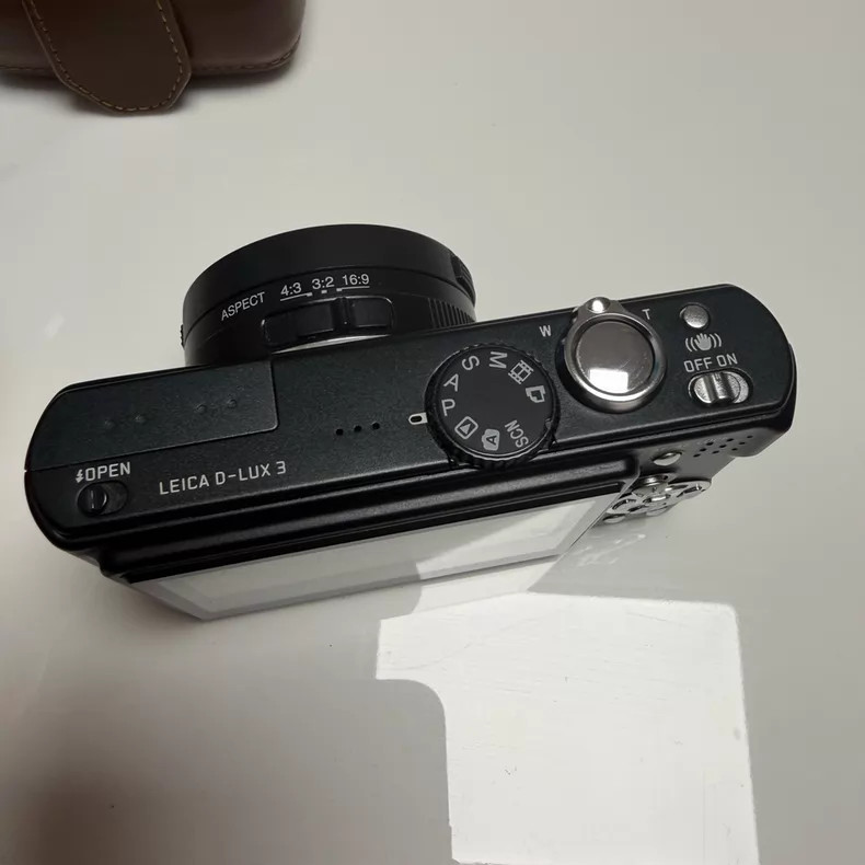 Leica D-LUX 3 10.0MP Black Digital Camera 4x Optical Zoom English