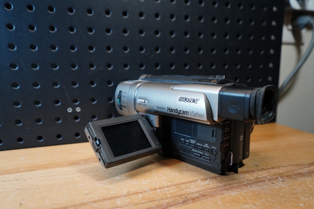 F) Sony Handycam CCD-TRV57 360x Digital Zoom Video 8 Vision