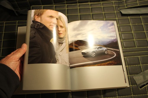 VIP Hardcover Leinen Prospekt/brochure Aston Martin V8 Vantage Coupe Roadster´08 - Picture 5 of 9