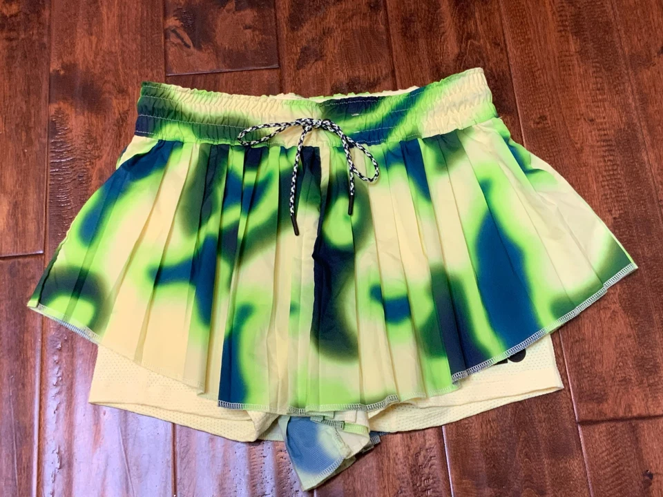 Pantalón Corto Deportivo Nike Naomi Osaka Verde Amarillo Tie Dye Plisado, Talla Mediana Foto 2 de 4