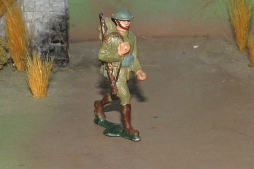 NICELY DETAILED AUTHENTICAST LEAD TOY SOLDIER INFANTRY OF THE LINE 1946