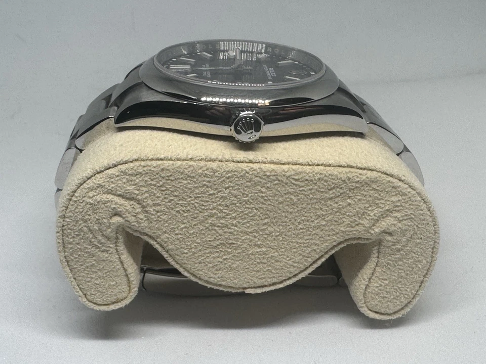 Rolex Oyster Perpetual 124300 Pulsera Oyster de Plata con Bisel de Plata (2023) Foto 3 de 4