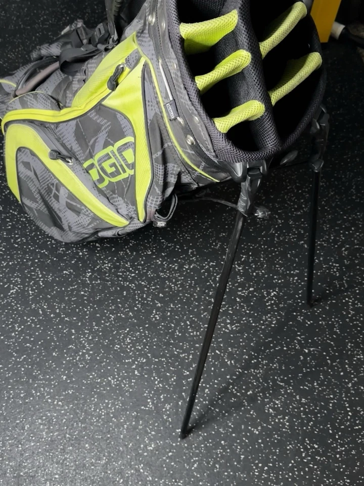 Bolsa de pie de golf Ogio divisor de 8 vías con correa para el hombro - negra y verde sin rasgaduras Foto 4 de 4