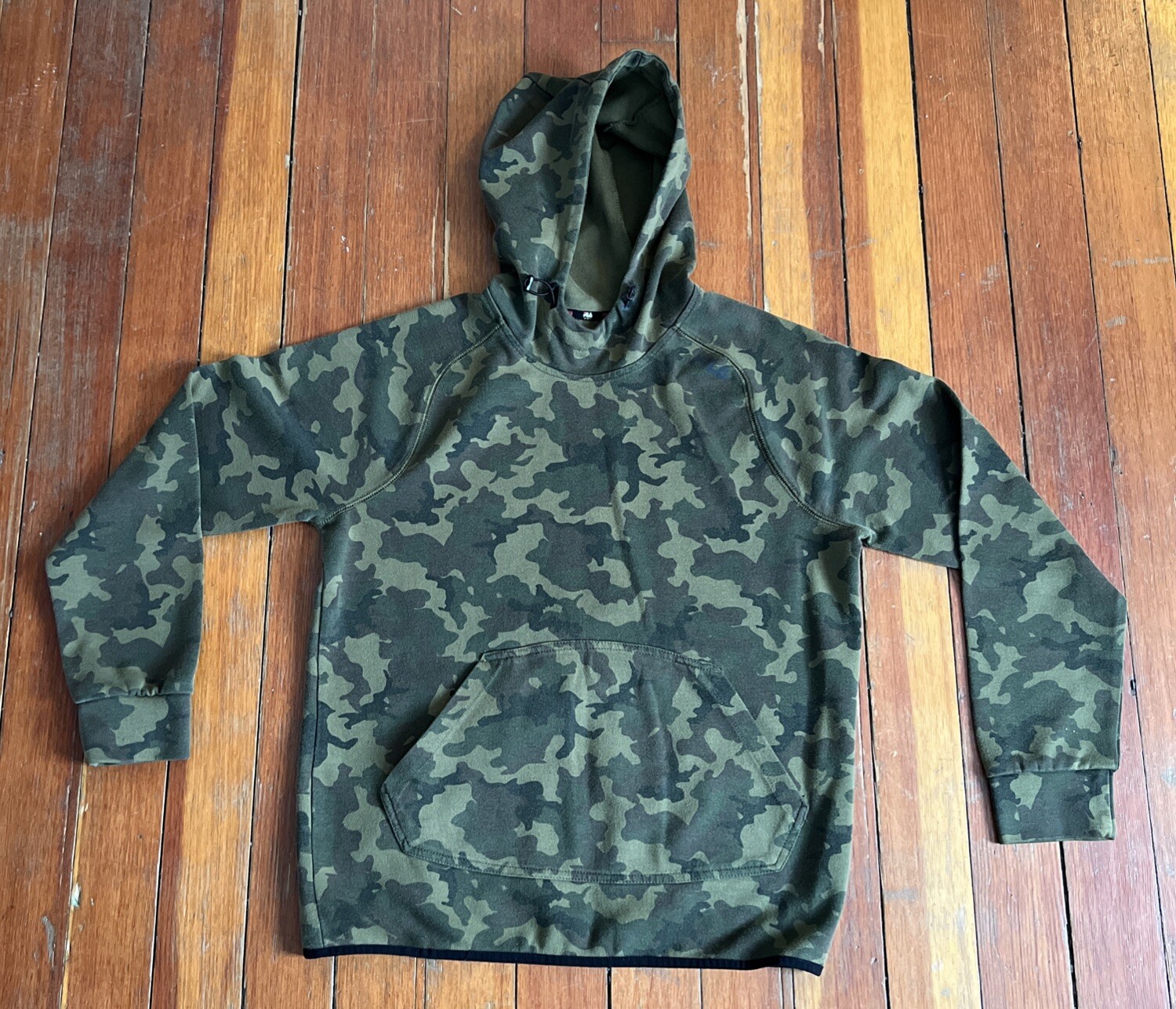 Fila sport live in motion camo hoodie medium W kangaroo pocket