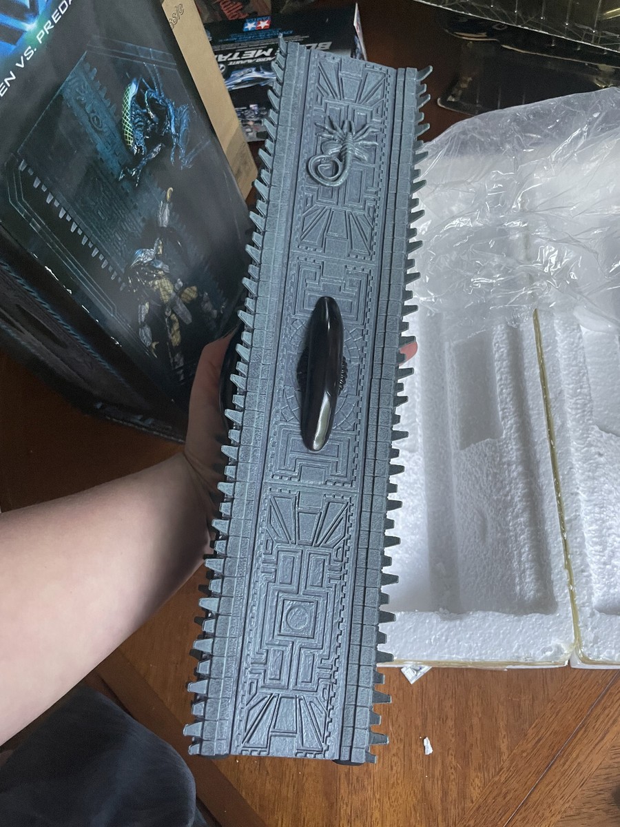 NECA Alien Vs. Predator Pyramid Temple Pillar Diorama J301 NECA Alien Vs. Predator Pyramid Temple Pillar Diorama J301