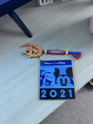 Disney Store Christmas Opening Ceremony Key 2021 Limited Edition Brandneu