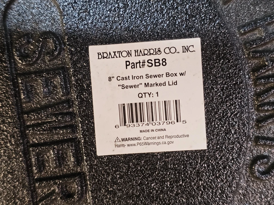 Caja de alcantarillado de hierro fundido Braxton Harris SB8 8" con tapa marcada de alcantarillado, negra Foto 3 de 4
