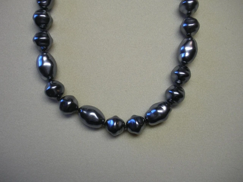 JOAN RIVER COLAR E PULSEIRA DE PÉROLAS DE VIDRO TCHECO CINZA BARROCO COM NÓS NOS - Imagem 4 de 4