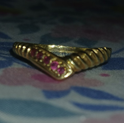 Solid 14K Yellow Gold V-Shape Band Ring Red Ruby Stones Size 7 1.0 dwt