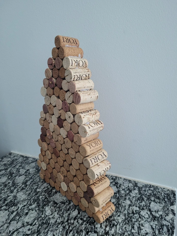 ¡Hecho a mano! Árbol de Navidad de corcho de vino reciclado 9" x 13"  Foto 3 de 4