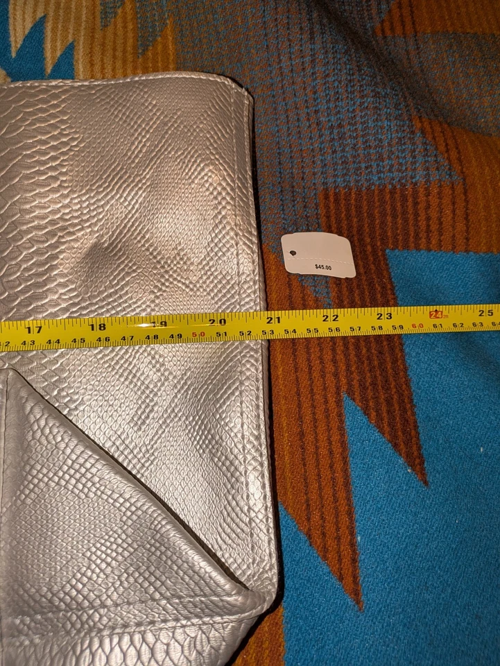 Bolso de Mano Grande Bath & Body Works Cuero Sintético Repujado Cremallera Serpiente Metálica. Foto 2 de 4