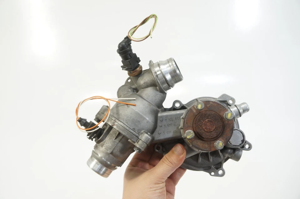 Conjunto termostato bomba agua refrigerante bmw x5 745li 650i 545i 645ci 4.4 v8 Foto 2 de 4