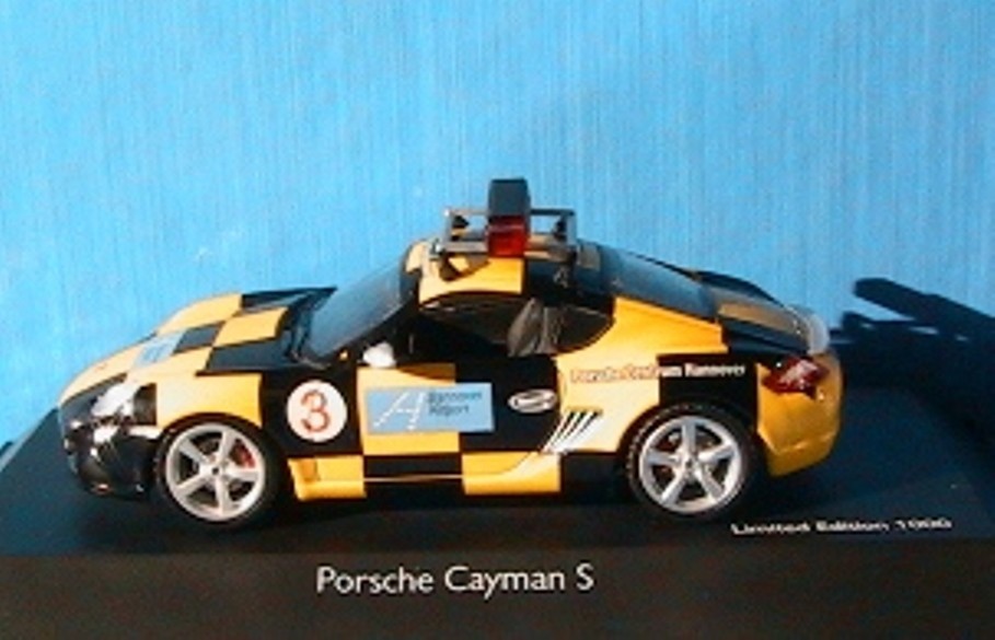 Porsche Cayman S Follow Me Hannover Airport 1/43 sur le tarmac de votre vitrine