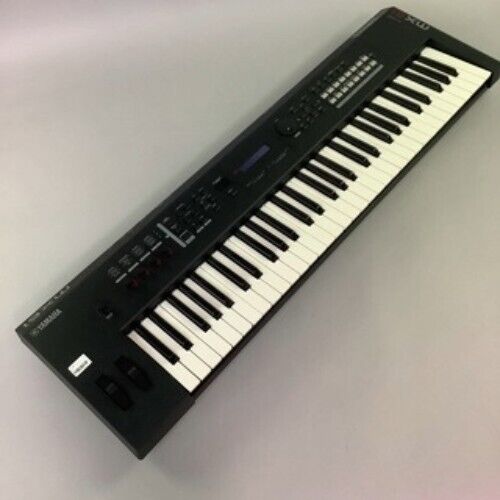 YAMAHA MX61 61-Key Keyboard Synthesizer with Soft Case and YAMAHA MX61 61-Key Keyboard Synthesizer with Soft Case and