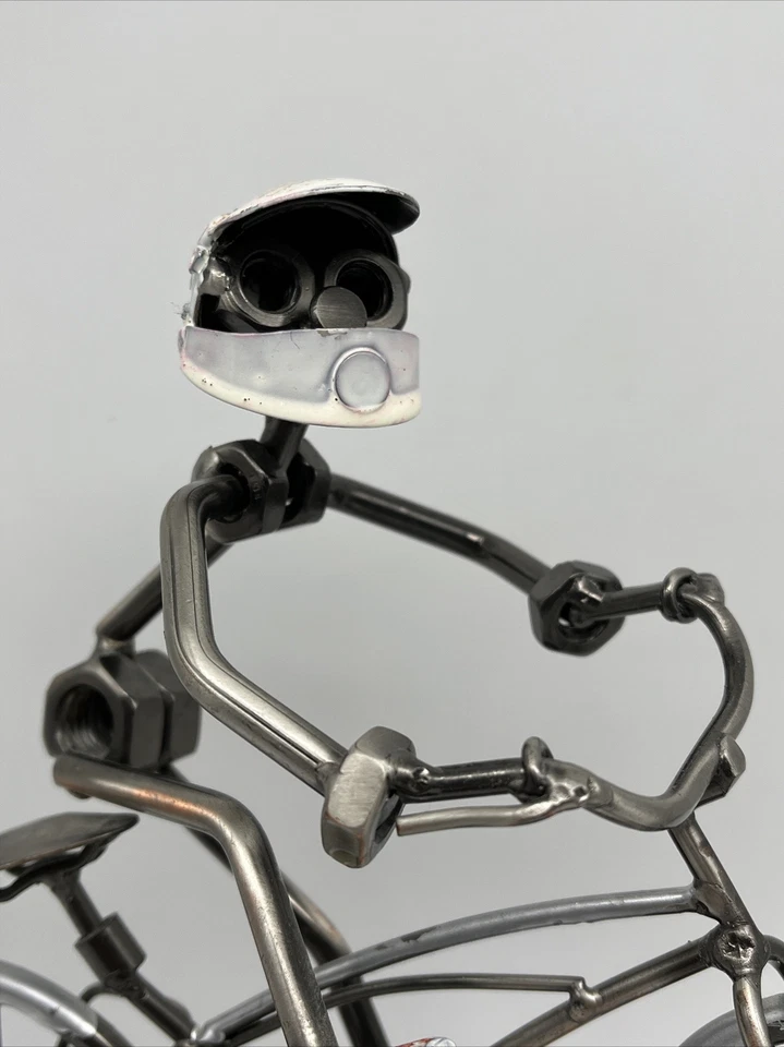 Tuercas y pernos para ciclista de bicicleta escultura de metal X juegos BMX bicicleta corredor brutalista Foto 2 de 4