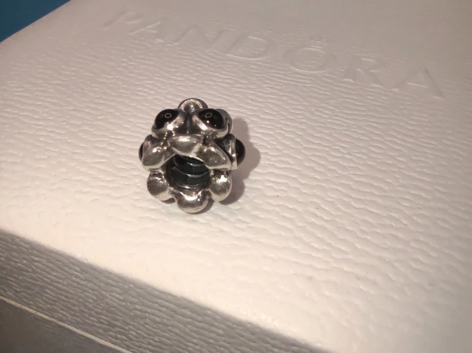 Pandora Forget Me Not Negro Ónix Dije Retirado Foto 4 de 4