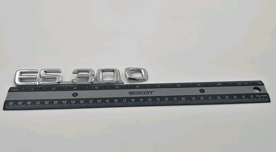 1995-1996 LEXUS ES300 TAPA TRASERA CROMO EMBLEMA LOGOTIPO INSIGNIA SIGNO FABRICANTE DE EQUIPOS ORIGINALES ROTO Foto 2 de 3