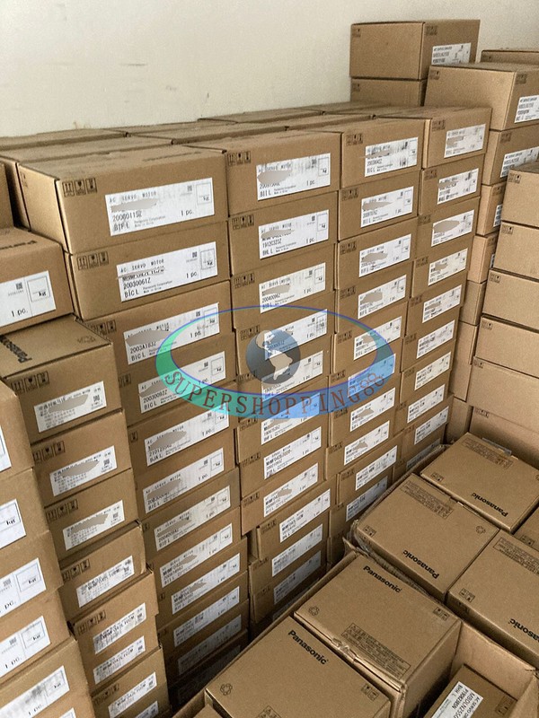 1PCS NEW Panasonic SERVO MOTOR MHMF022L1V2