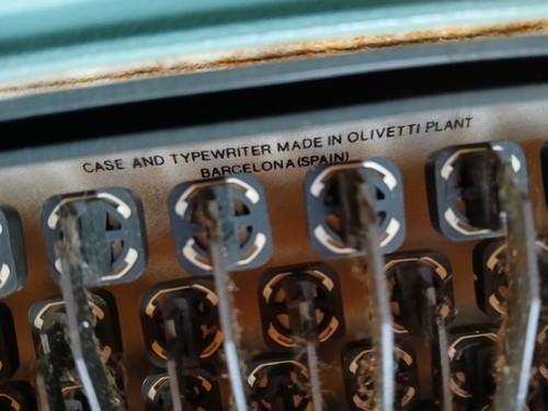 Vintage OLIVETTI Lettera 32 Blue Manual Typewriter in Portable Case KEYS WORK - Picture 9 of 17