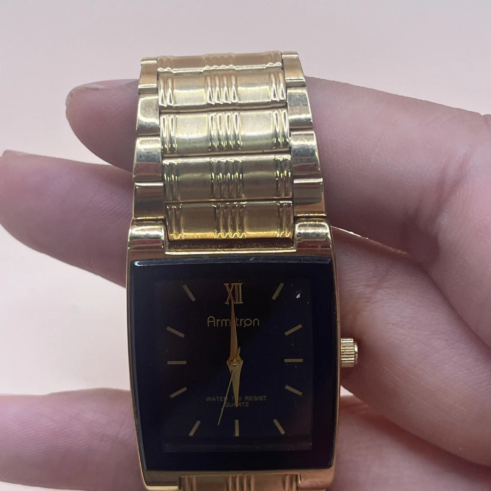 Reloj para hombre Armitron tono dorado tanque cuarzo esfera negra banda elástica 20/357G 100 pies Foto 4 de 4