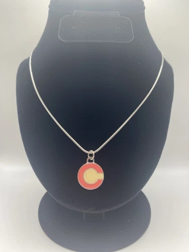 Charm Coach sul collo senza marchio