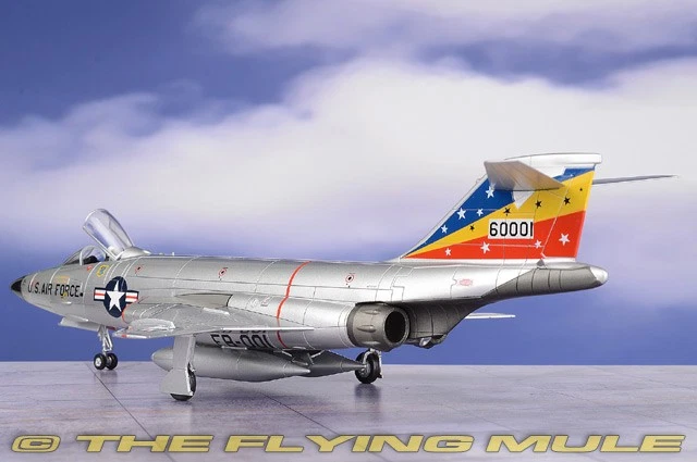Hobby Master 1:72 F-101C Voodoo USAF 81st TFW, 92nd TFS Robin Olds #56-0001 Foto 2 de 4