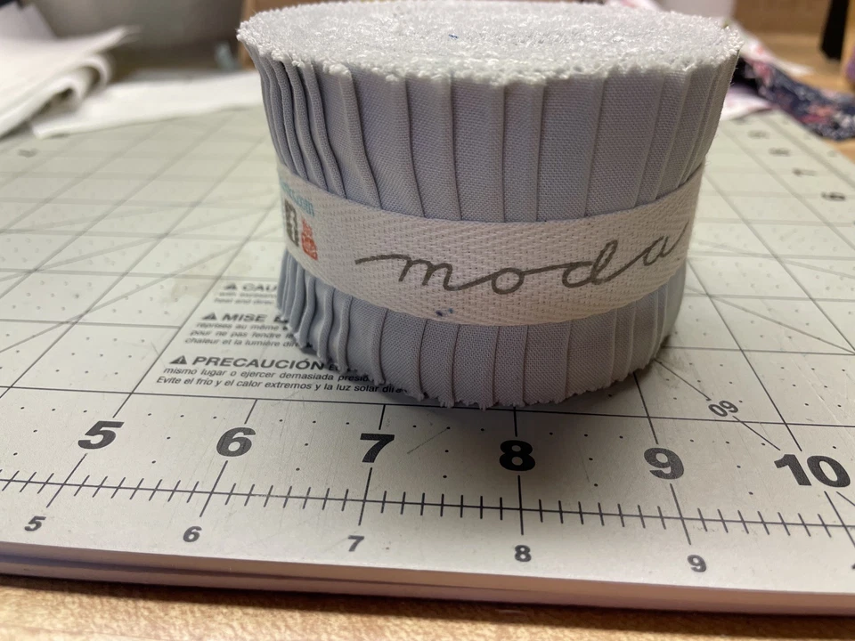 Rollo de gelatina gris sólido Moda Bella 40 tiras de tela de 2,5" x 42" Foto 3 de 4