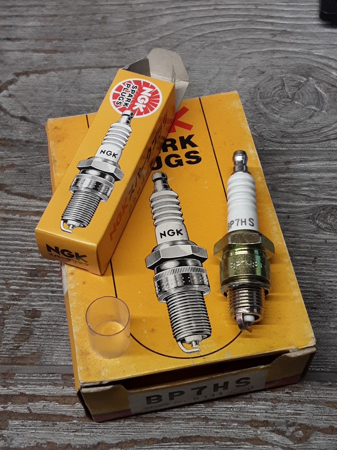 NGK SPARK PLUG NEW 5111 BP7HS BOX OF 7 VESPA YAMAHA SUZUKI MARINE SHIPS FREE