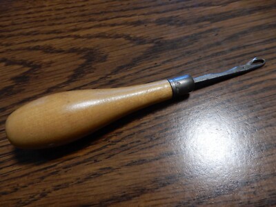 VINTAGE LATCH NEEDLE HINGED HOOK RUG HAND TOOL WOOD HANDLE