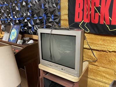 Sylvania CR202SL8 Flat Front Television CRT Retro Gaming! 20 Inch No Remote