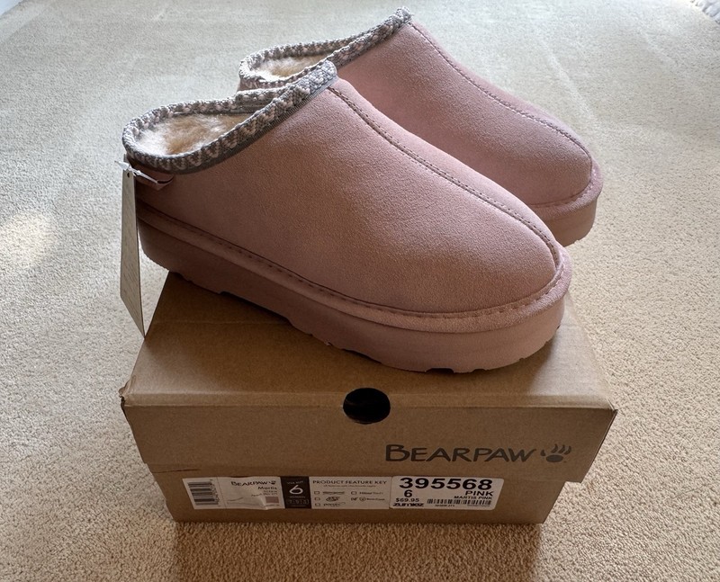 Women’s Bearpaw Martis Peach Skin Fuzzy Slippers Size 6 NEW!