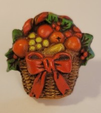Spilla natalizia spilla cesto frutta abbondante raccolta plastica vintage anni 80 segno distintivo