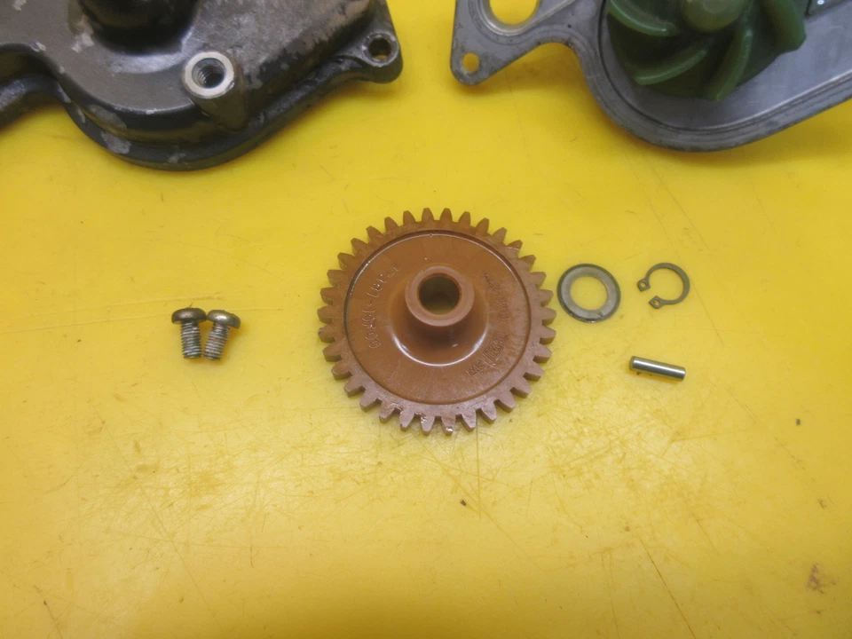 原始设备制造商 1999 - 2002 铃木 SV650 SV650S 发动机 水冷却泵和齿轮组件 — 第 2/4 张图片