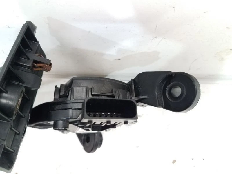 2013 Hyundai Elantra (1.8L / AT / Coupe) Accelerator Pedal DBW - Drive By Wire - Image 4 of 4