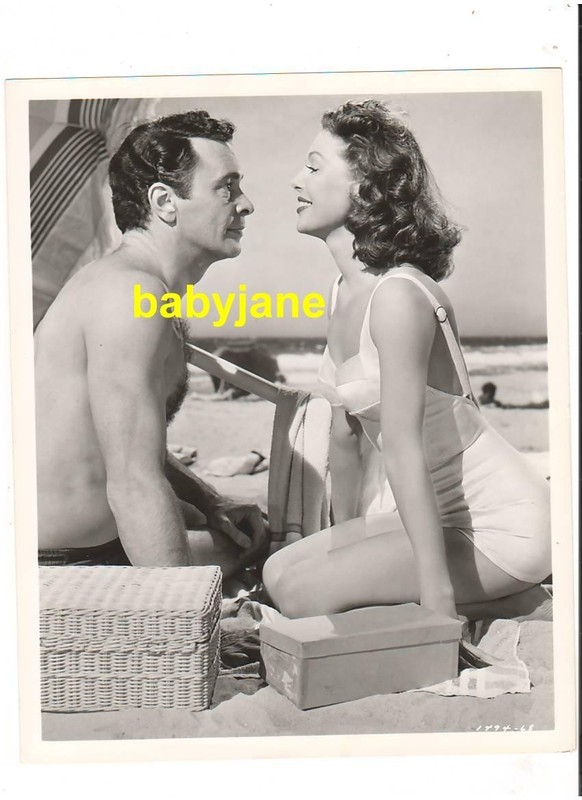 LORETTA YOUNG BARRY SULLIVAN ORIG 8X10 PHOTO BATHING SUITS 1950 CAUSE ALARM DBWT