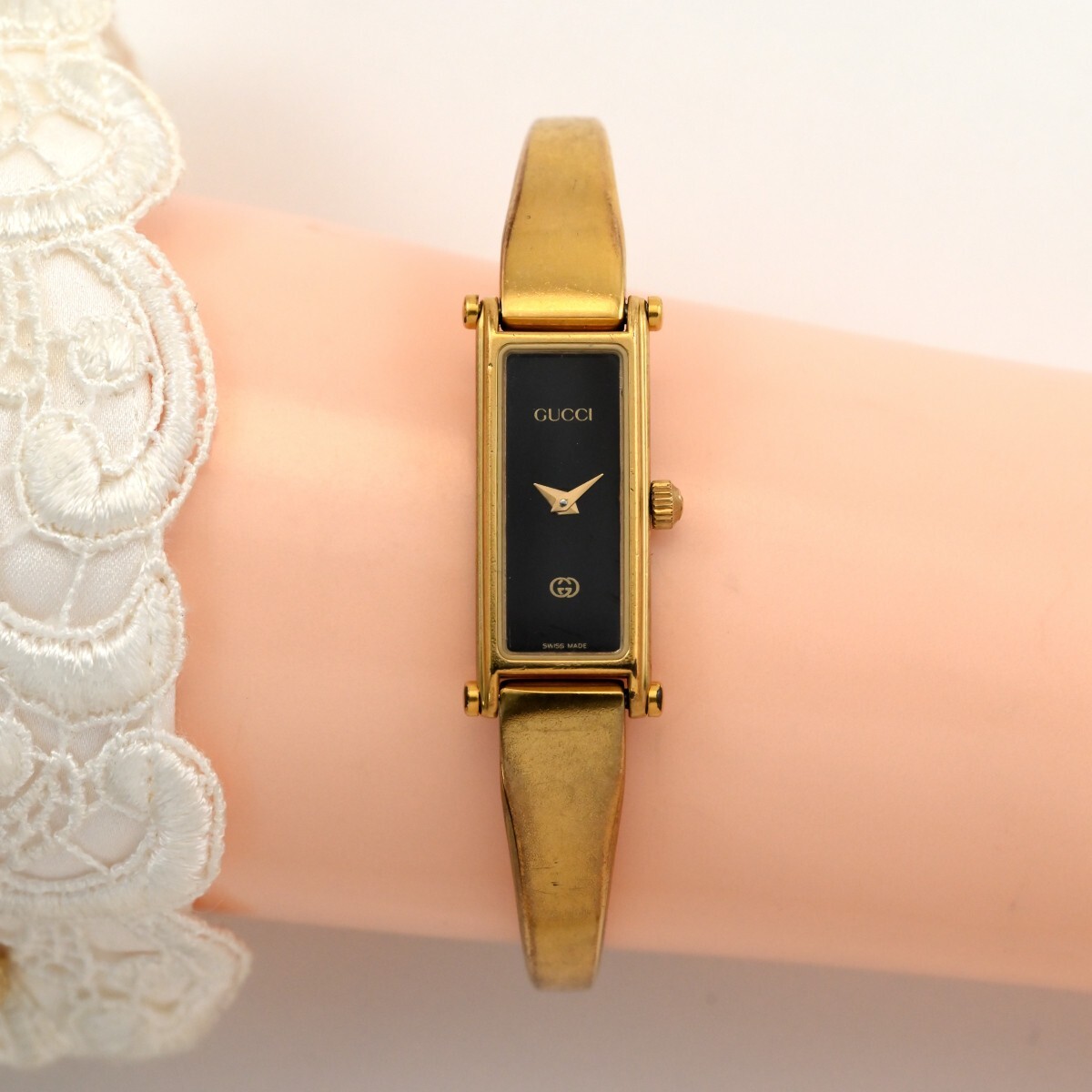 Vintage GUCCI 1500 Quartz 12mm Black/Gold Square Women Watch Vintage GUCCI 1500 Quartz 12mm Black/Gold Square Women Watch