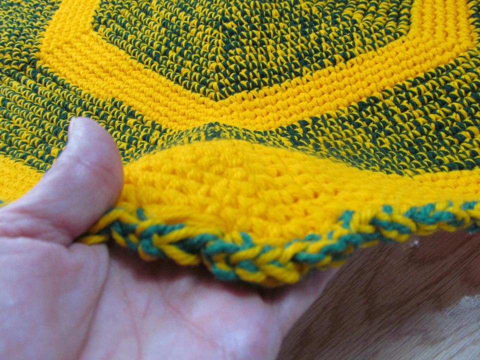 Alfombra hexagonal de ganchillo hilo verde y dorado hecha a mano 36 x 32" núcleo de cabaña Foto 4 de 4