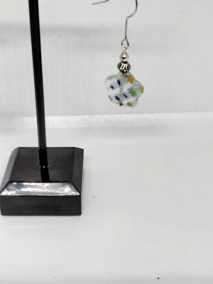 Pendientes con forma de flor Millefiori de vidrio transparente con detalles en plata Foto 2 de 3