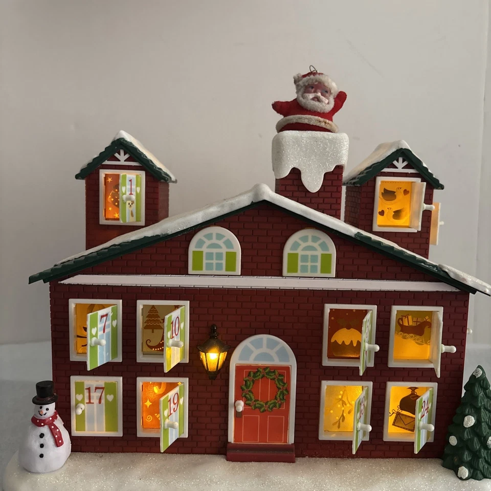 Avon Cuenta Regresiva para Luces de Navidad Calendario de Adviento Musical Casa con Papá Noel De Colección Foto 3 de 4