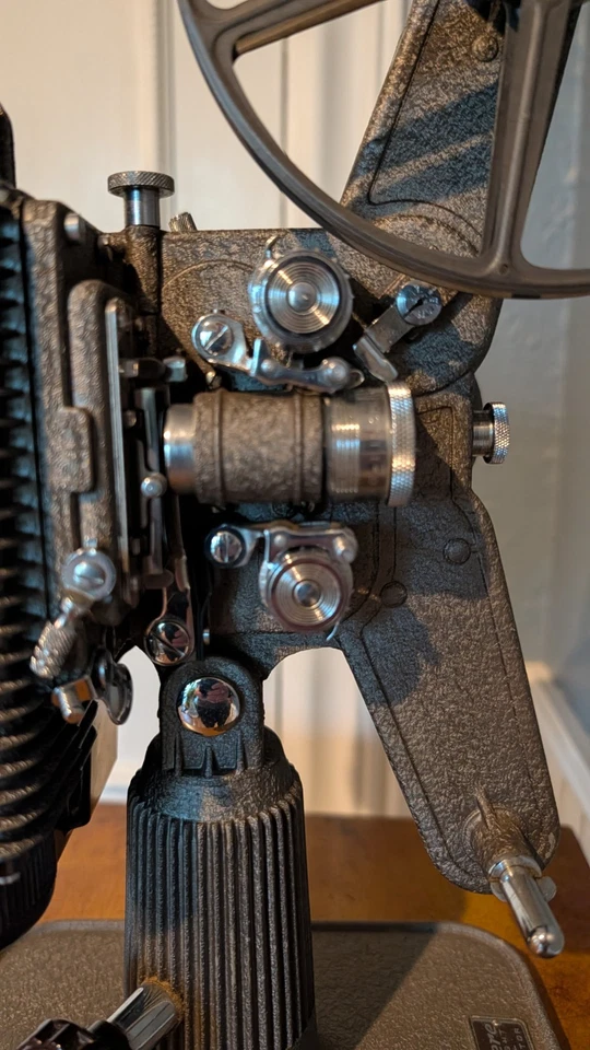 РАБОТАЕТ! Винтажный кинопроектор Revere Model 85 8 мм 700 Вт ЧИКАГО FILM ERA - Изображение 2 из 4