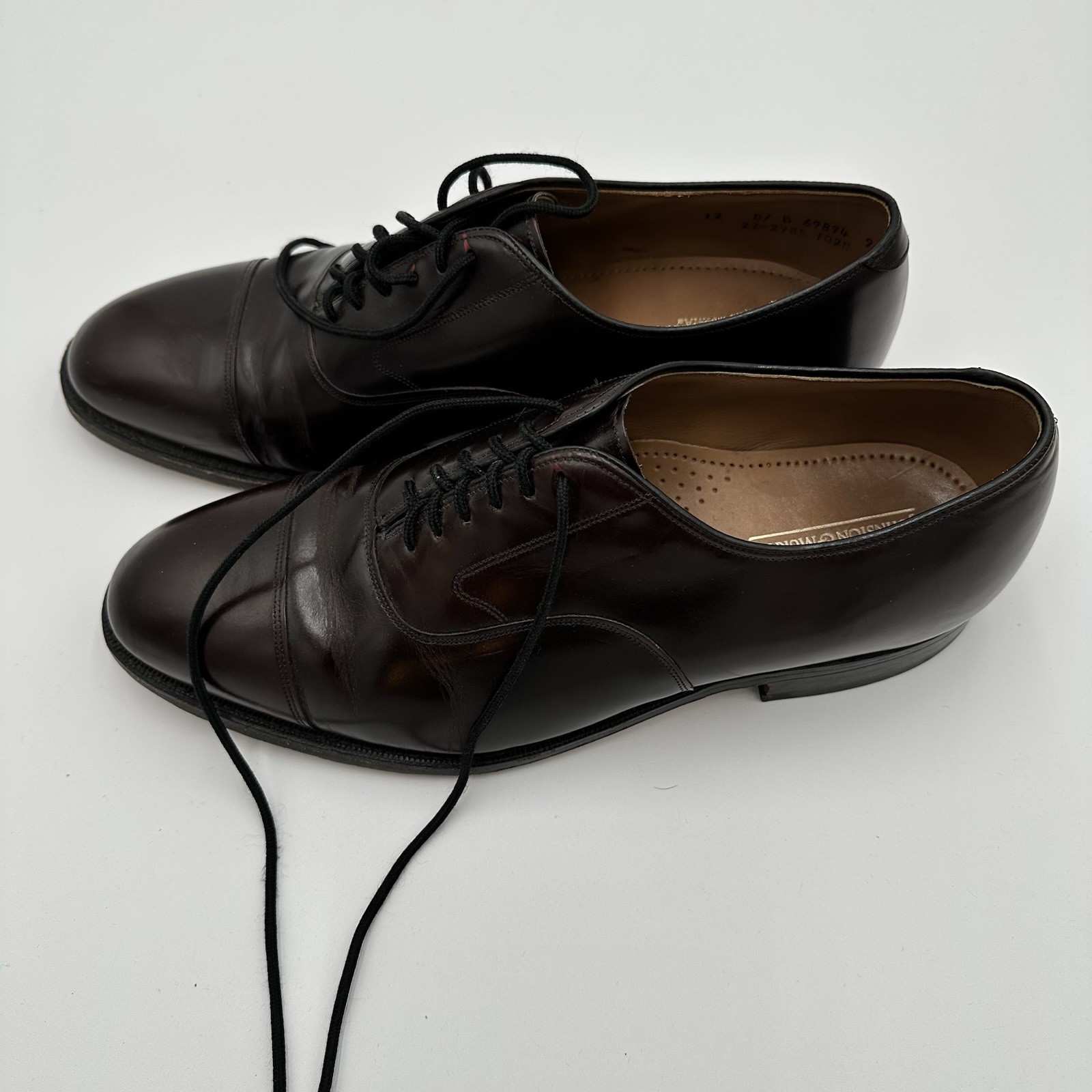Black leather Johnston & Murphy Optima Burgundy size 11 shoes with closed lacing and tan cushioned insole.
