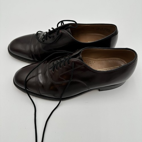 Black leather Johnston & Murphy Optima Burgundy size 11 shoes with closed lacing and tan cushioned insole.