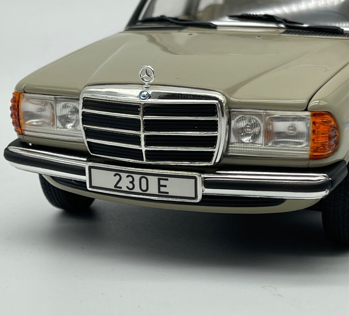 Revell 08808 Mercedes Benz 230 E (W123) Limousine in beige, OVP, 1  