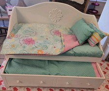 American girl doll Dreamy Daybed With Mattresses, Pillows And Bedding
