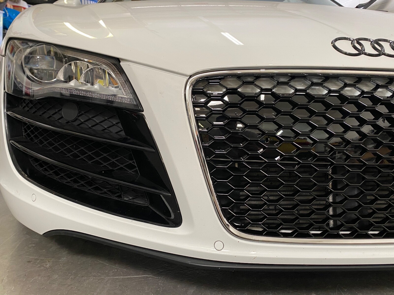 Audi R8 Gloss Black RS style Mesh Front Grill for Gen 1 R8