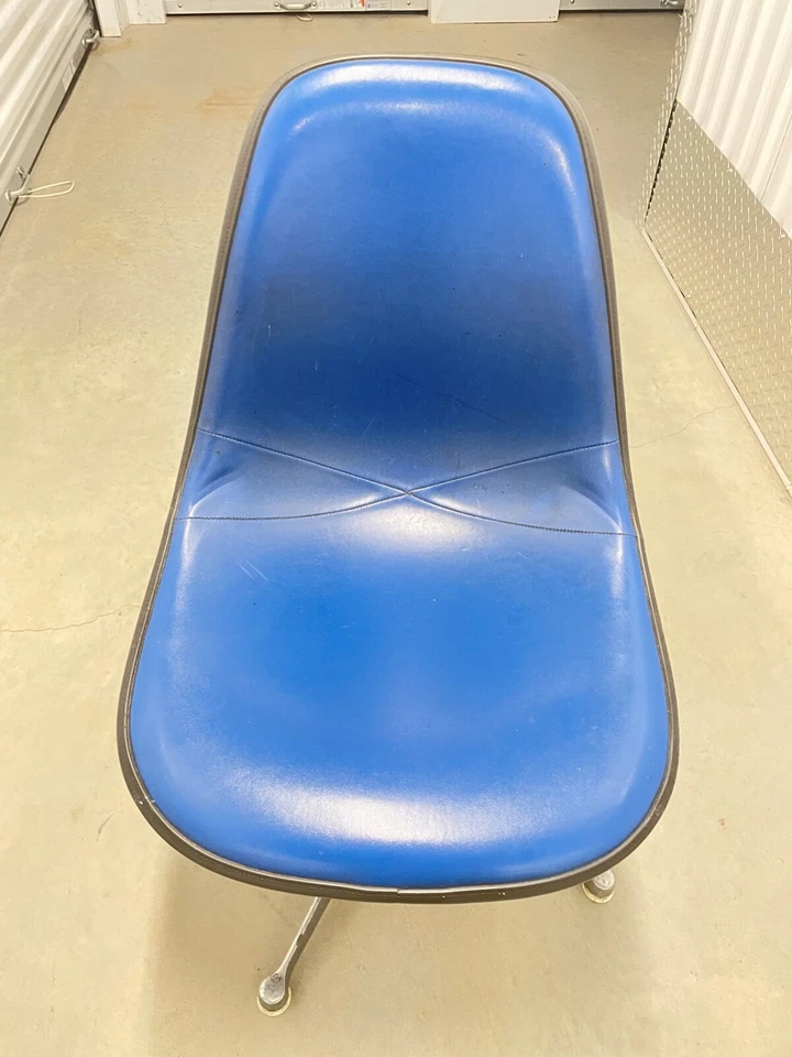 Silla giratoria Herman Miller azul Naugahyde fibra de vidrio moldeada Eames Shell MCM Foto 2 de 4